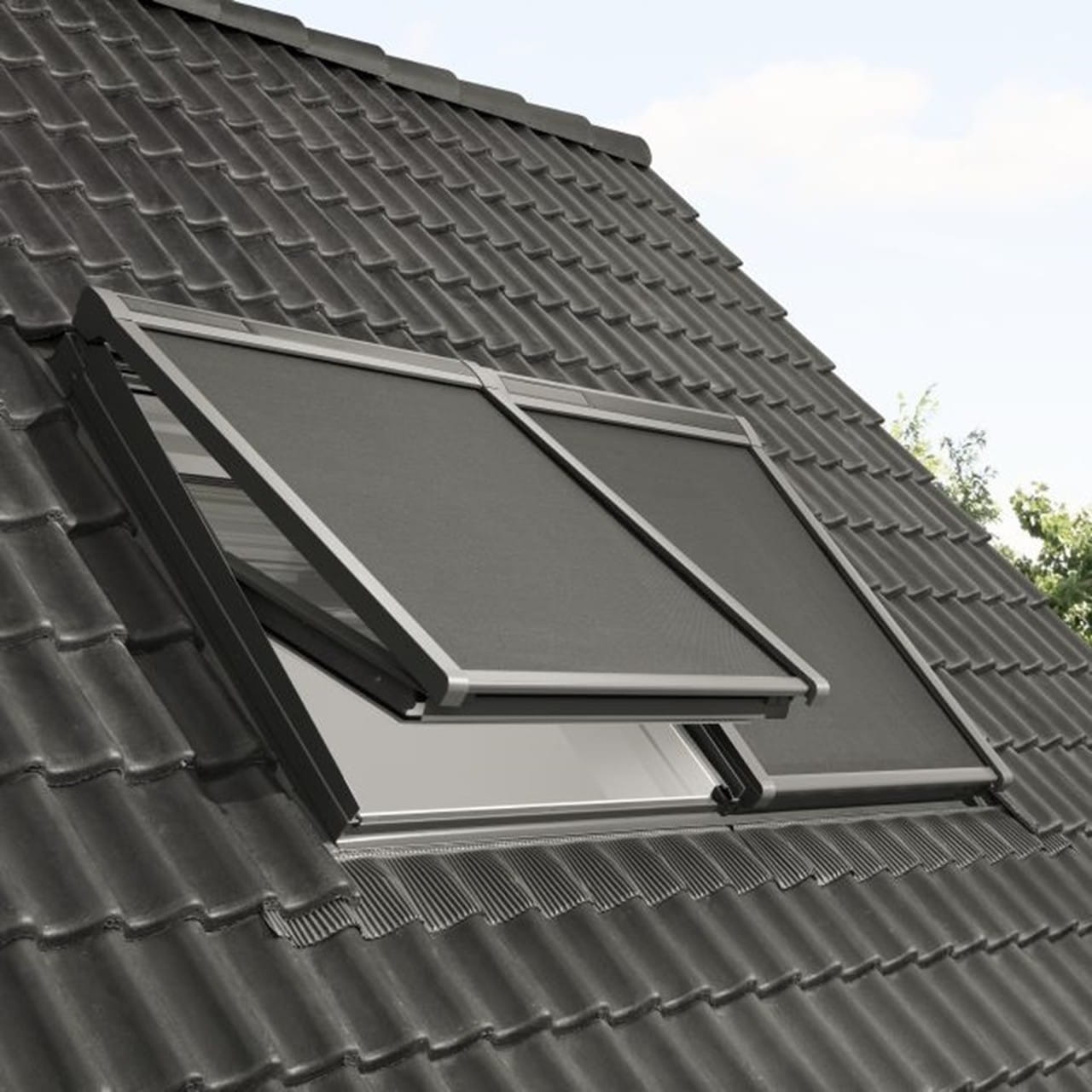 Solarna markiza zewnętrzna VELUX MSL na oknie dachowym — widok z zewnątrz