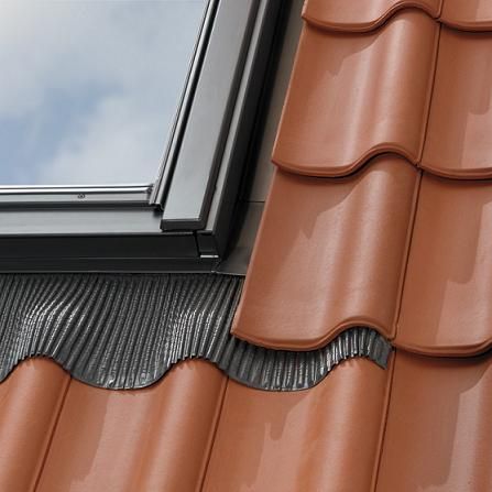Kołnierz VELUX EDW — Dachówka profilowana ceramiczna/betonowa, blachodachówka (profil do 120 mm)