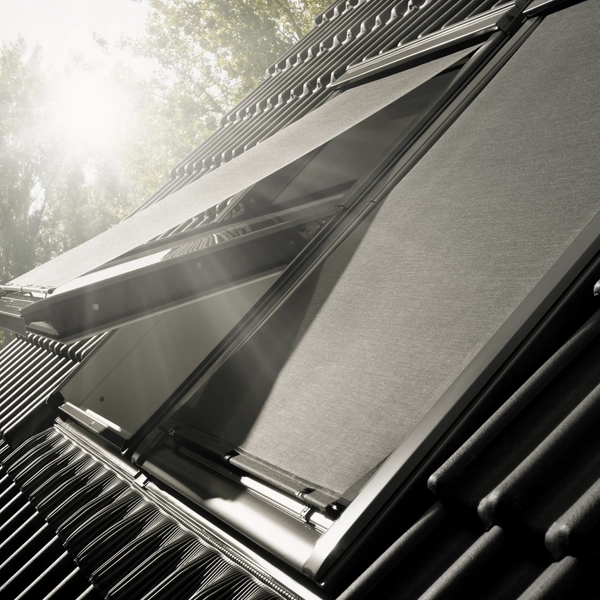 Markiza manualna VELUX MHL zamontowana na oknie dachowym — widok zewnętrzny