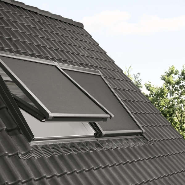 Markiza elektryczna VELUX MML na oknie dachowym — widok od zewnątrz