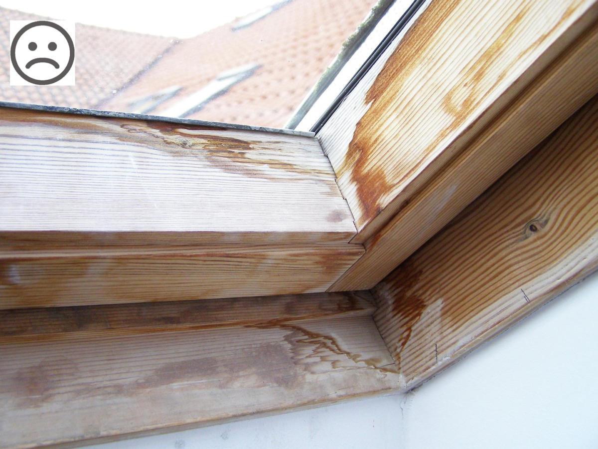 Okno dachowe VELUX przed renowacją — zniszczone uszczelki i kołnierz